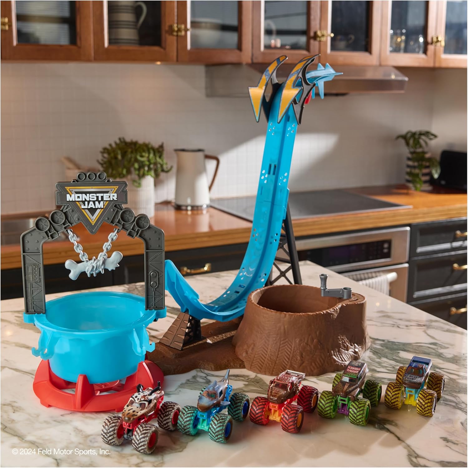 Monster Jam Mud Blasters, Monster Mutt Dalmatian Dunk Tank Playset, Colour Change Action, Kids’ Toy Gifts for Boys and Girls Aged 3 and Up