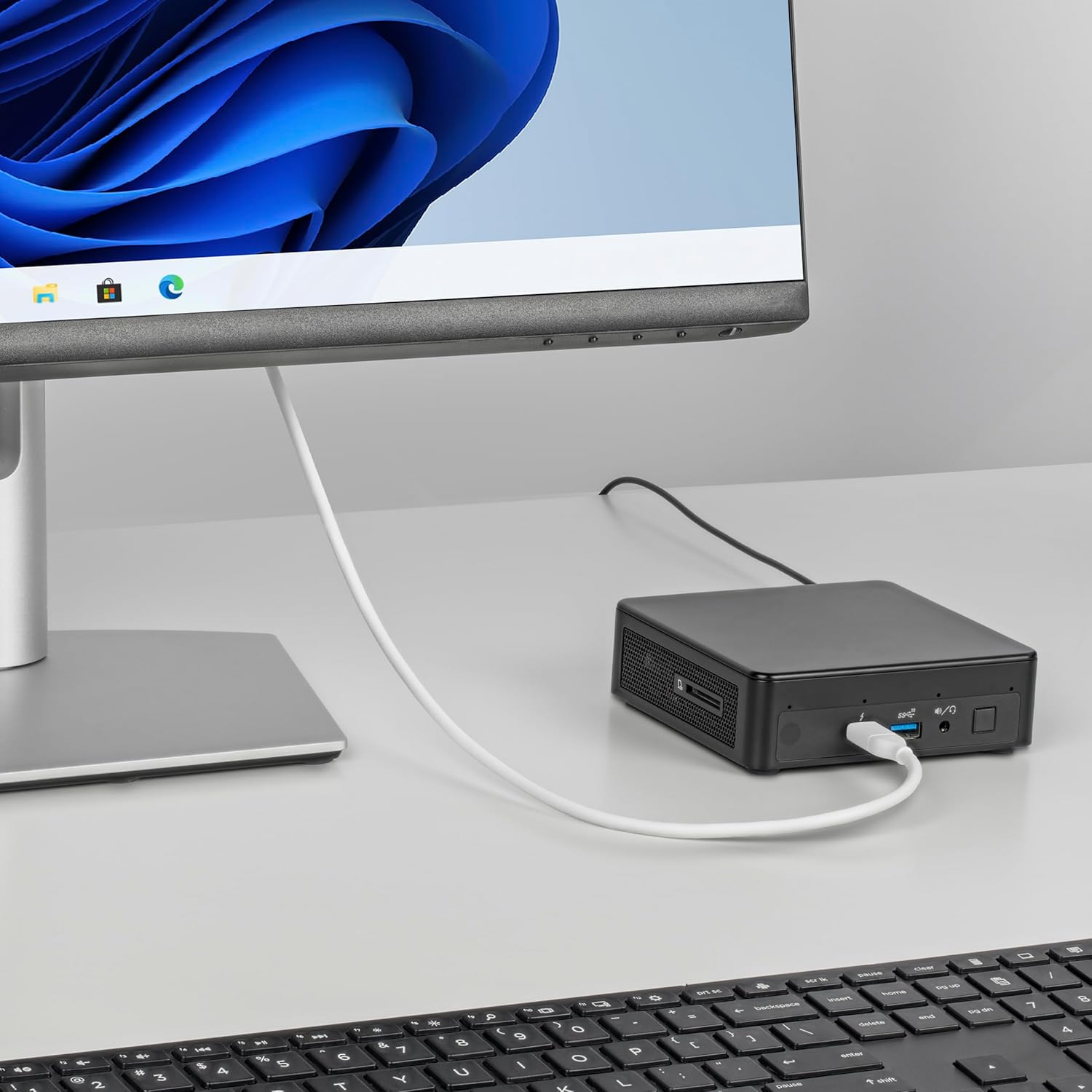 StarTech.com 6ft (2m) USB-C to DisplayPort 1.2 Cable, Bidirectional, 4K 60Hz, White Video Adapter Cord for Apple MacBook Pro, Air M1 M2 M3 M4, Mac Mini, Studio, Thunderbolt Compatible