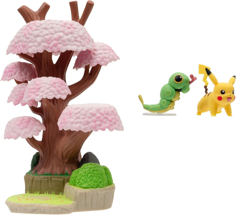 Pokémon PKW3207-15cm Select Set - Blütenbaum mit Pikachu und Raupi, offizielles Figurenset