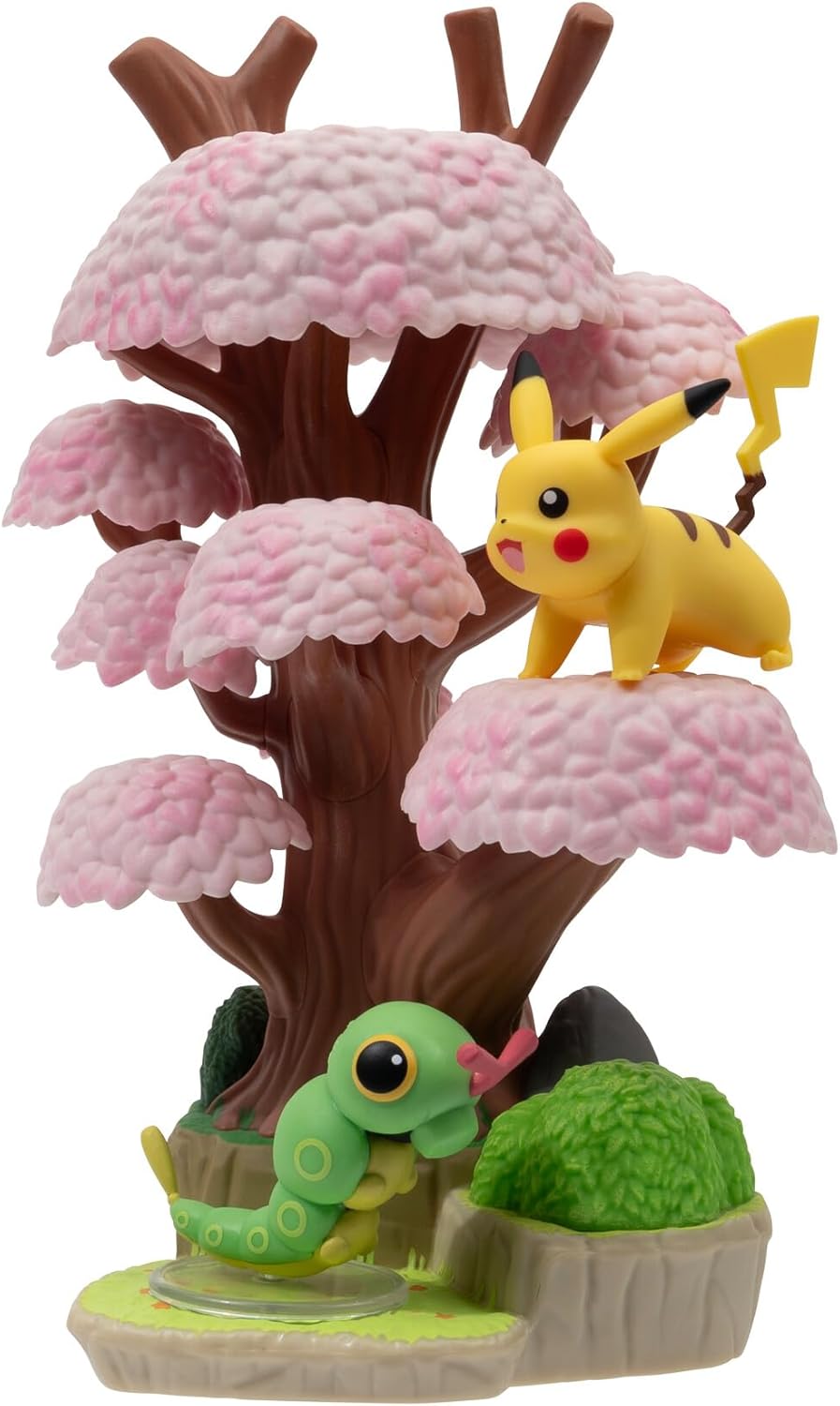 Pokémon PKW3207-15cm Select Set - Blütenbaum mit Pikachu und Raupi, offizielles Figurenset