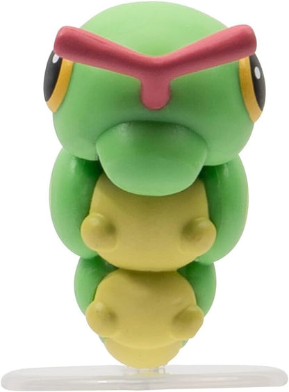 Pokémon PKW3207-15cm Select Set - Blütenbaum mit Pikachu und Raupi, offizielles Figurenset