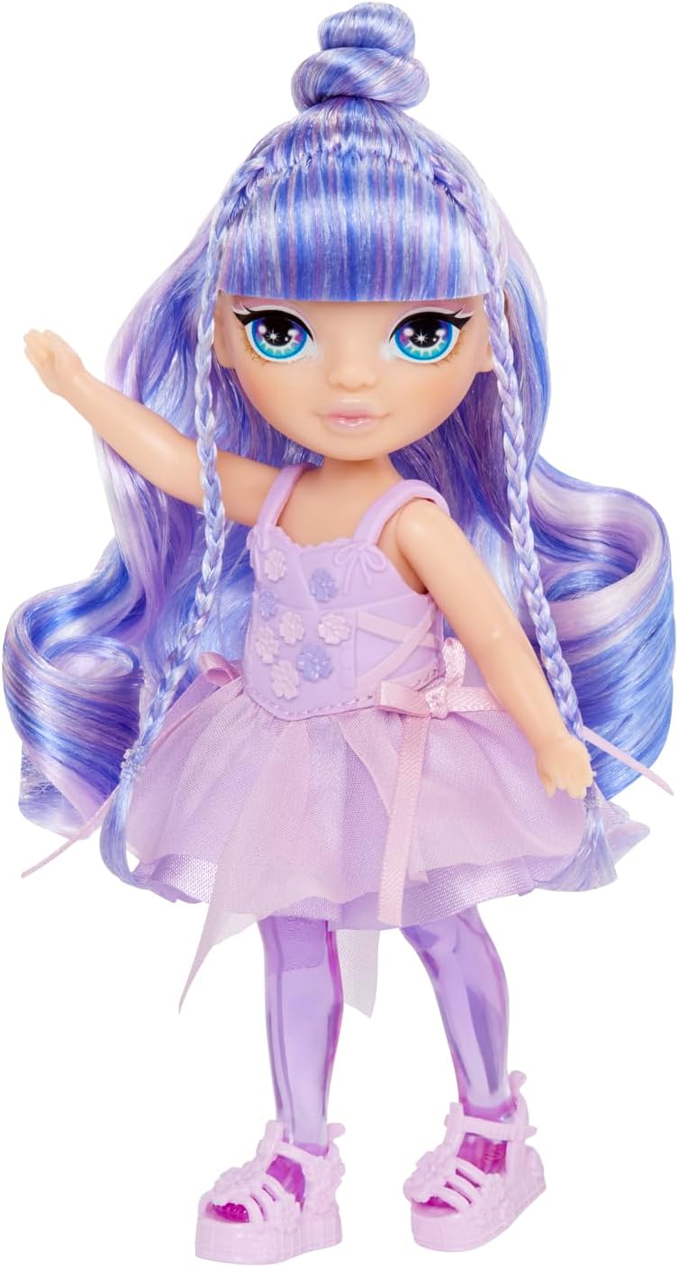 RAINBOW HIGH Littles Rainbow Fantasy Fairies & Pet - Amatista, Morado - Pequeña Muñeca Posable de 14 cm y Mascota Pegaso Unicornio de Fantasía con Alas de Hada Intercambiables, Regalo para Niños +4