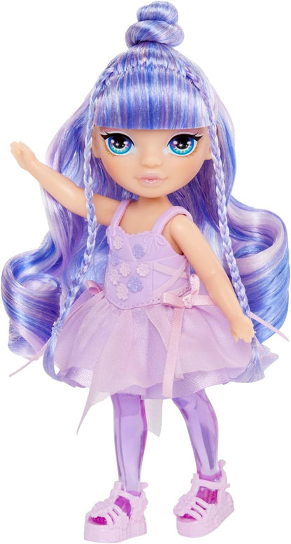 RAINBOW HIGH Littles Rainbow Fantasy Fairies & Pet - Amatista, Morado - Pequeña Muñeca Posable de 14 cm y Mascota Pegaso Unicornio de Fantasía con Alas de Hada Intercambiables, Regalo para Niños +4
