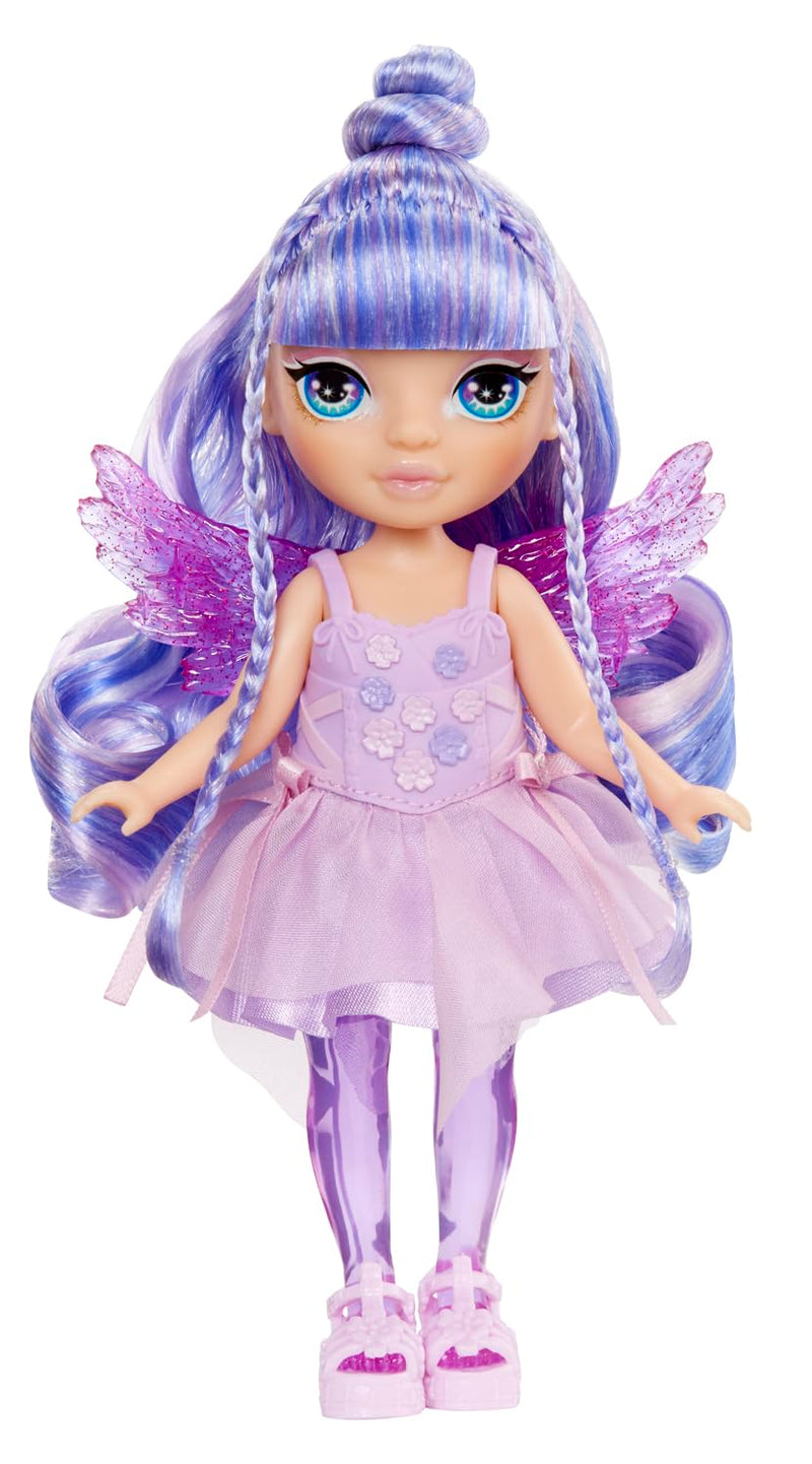 RAINBOW HIGH Littles Rainbow Fantasy Fairies & Pet - Amatista, Morado - Pequeña Muñeca Posable de 14 cm y Mascota Pegaso Unicornio de Fantasía con Alas de Hada Intercambiables, Regalo para Niños +4