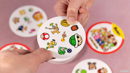 Asmodee - Dobble: Super Mario – Gesellschaftsspiele – Kartenspiel – Spiel für Kinder, Erwachsene und Familie – Schnelligkeit und Beobachtung – ab 6 Jahren – 2 bis 8 Spieler – 15 Minuten –