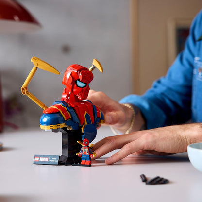 LEGO | Marvel Busto di Iron Spider-Man - Modellino da Esposizione per Adulti con 2 Braccia Mobili, Testa Girevole e Minifigure del Supereroe - Regalo da Collezione per i Fan degli Avengers - 76326
