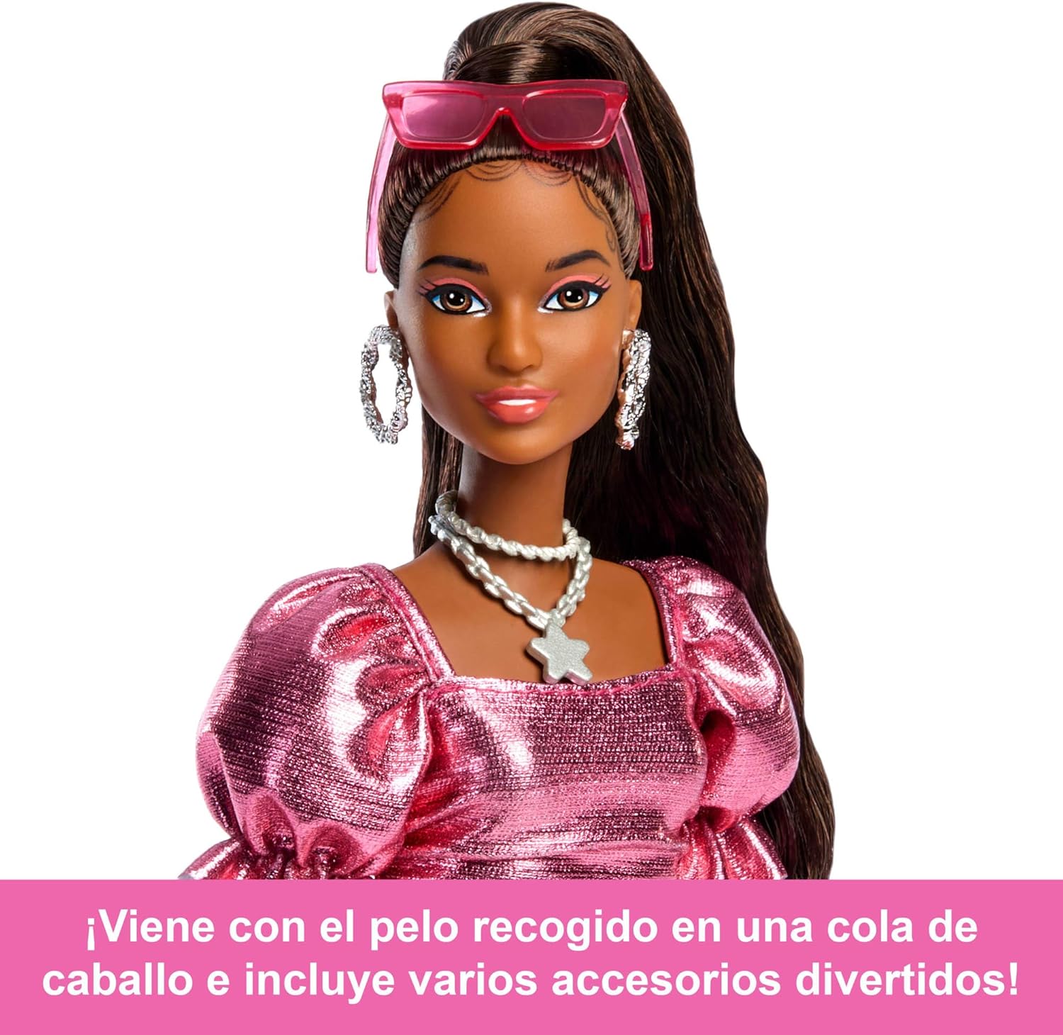 Barbie Deluxe Style Muñeca n. 6 con vestido rosa coral metalizado con volante de burbujas, pelo negro recogido en coleta, accesorios como gafas de sol, joyas y bolso, JFP41