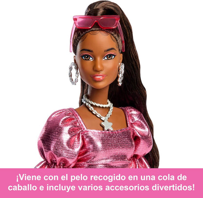 Barbie Deluxe Style Muñeca n. 6 con vestido rosa coral metalizado con volante de burbujas, pelo negro recogido en coleta, accesorios como gafas de sol, joyas y bolso, JFP41