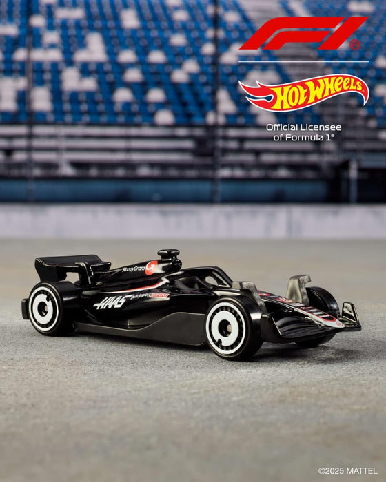 Hot Wheels Spielzeugautos Formel 1 im 5er-Pack, Set aus 5 Die-Cast-Fahrzeugen im Maßstab 1:64 mit F1 Racing Team-Dekorationen, Rennautos zum Sammeln, JGF58