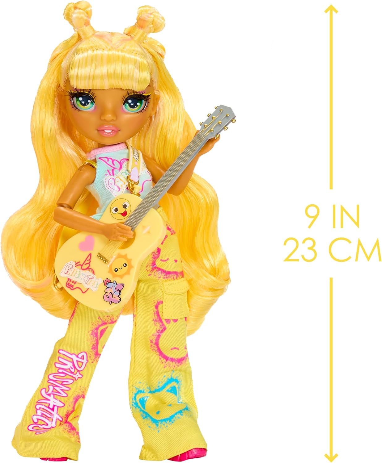Rainbow High Junior High Rock Band - Zonnig, Geel - 23cm Fashion Pop met een Gitaar, Versierbaar met Stickers, Posable, Schattig Speelgoed voor Kinderen vanaf 4+