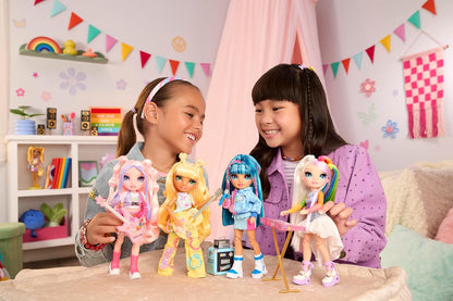 Rainbow High Junior High Rock Band - Zonnig, Geel - 23cm Fashion Pop met een Gitaar, Versierbaar met Stickers, Posable, Schattig Speelgoed voor Kinderen vanaf 4+
