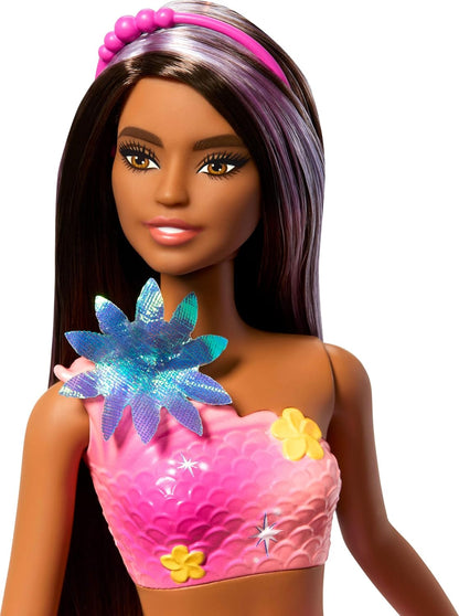 Barbie Muñecas de sirena con la característica de flores florecientes mágicas, colas con efecto degradado, accesorio de diadema de perlas y cabello largo castaño con mechas moradas, JDM73