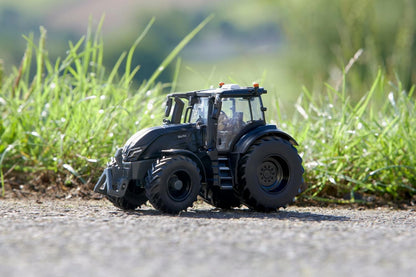 Britains Valtra Q305 - Réplica de Tractor Valtra Compatible con Animales de Granja y Juguetes a Escala 1:32, Adecuada para coleccionistas y niños a Partir de 3 años