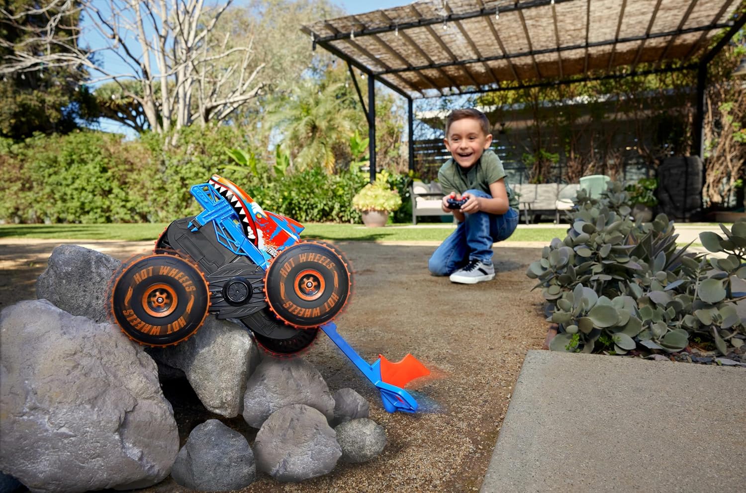 Hot Wheels Monstertrucks, speelgoedvoertuig met afstandsbediening, grote Tijgerhaaiklimmer met 3 speelstanden voor racen, klimmen en stunten, JFR39
