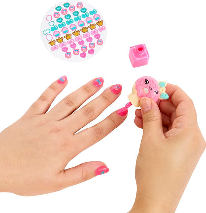 Yummiland Beauty Bag Playset + Lip Gloss Doll - Cupcake Bag - Incluye Callie Birthday Cake, Esmalte + Pegatinas de Uñas, Brillo Corporal, Juego de Muñecas, Juego de Cosméticos, Para Niños 4+ Años