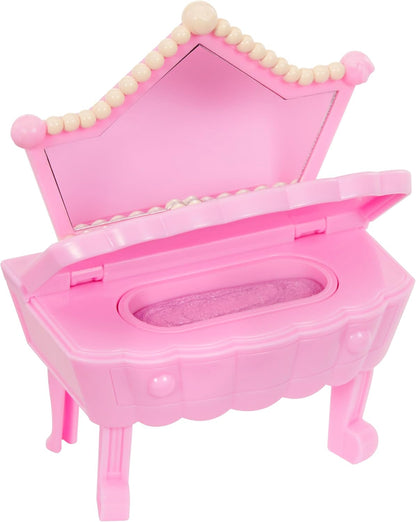 Yummiland Beauty Bag Playset + Lip Gloss Doll - Cupcake Bag - Incluye Callie Birthday Cake, Esmalte + Pegatinas de Uñas, Brillo Corporal, Juego de Muñecas, Juego de Cosméticos, Para Niños 4+ Años