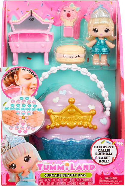 Yummiland Beauty Bag Playset + Lip Gloss Doll - Cupcake Bag - Incluye Callie Birthday Cake, Esmalte + Pegatinas de Uñas, Brillo Corporal, Juego de Muñecas, Juego de Cosméticos, Para Niños 4+ Años