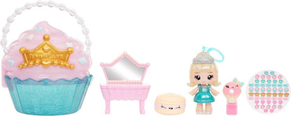 Yummiland Beauty Bag Playset + Lip Gloss Doll - Cupcake Bag - Incluye Callie Birthday Cake, Esmalte + Pegatinas de Uñas, Brillo Corporal, Juego de Muñecas, Juego de Cosméticos, Para Niños 4+ Años