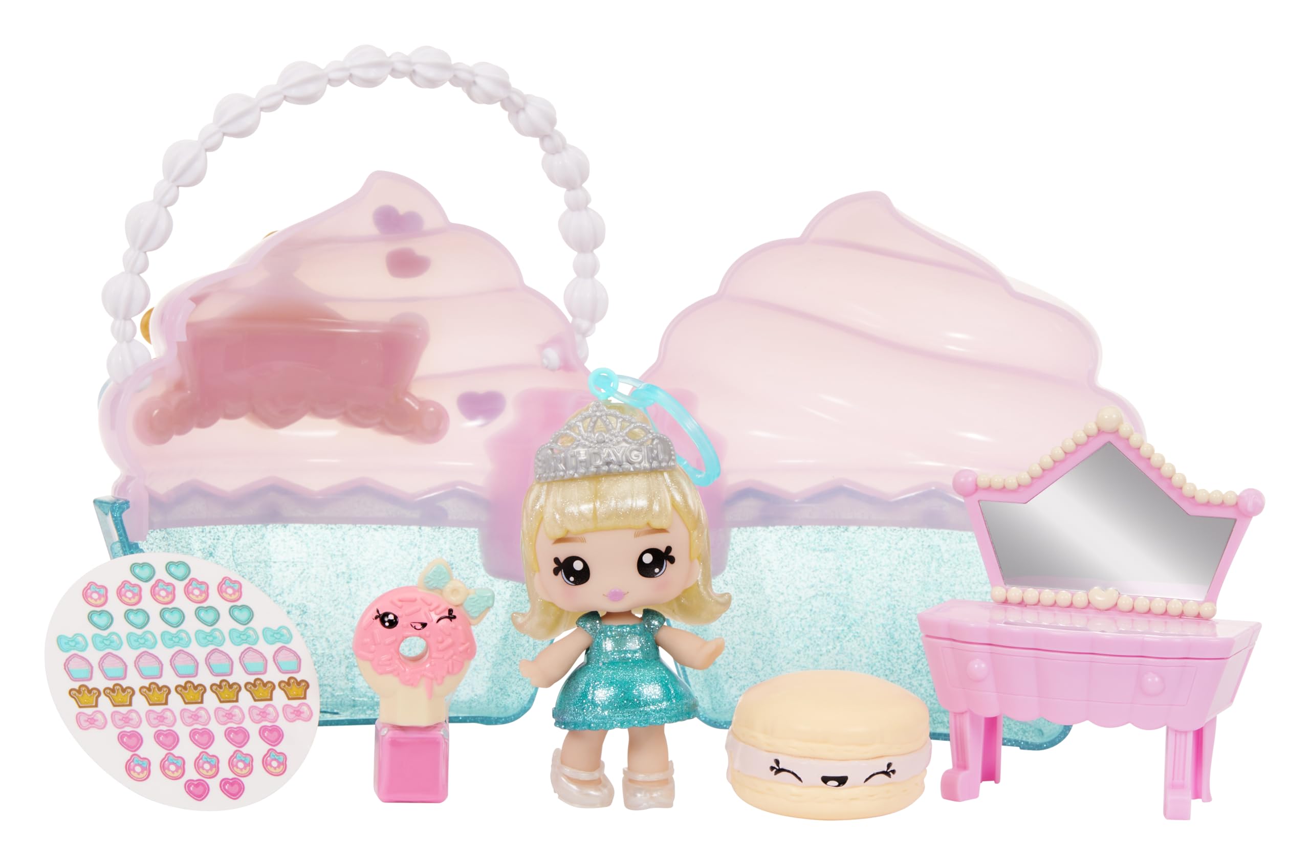 Yummiland Beauty Bag Playset + Lip Gloss Doll - Cupcake Bag - Incluye Callie Birthday Cake, Esmalte + Pegatinas de Uñas, Brillo Corporal, Juego de Muñecas, Juego de Cosméticos, Para Niños 4+ Años