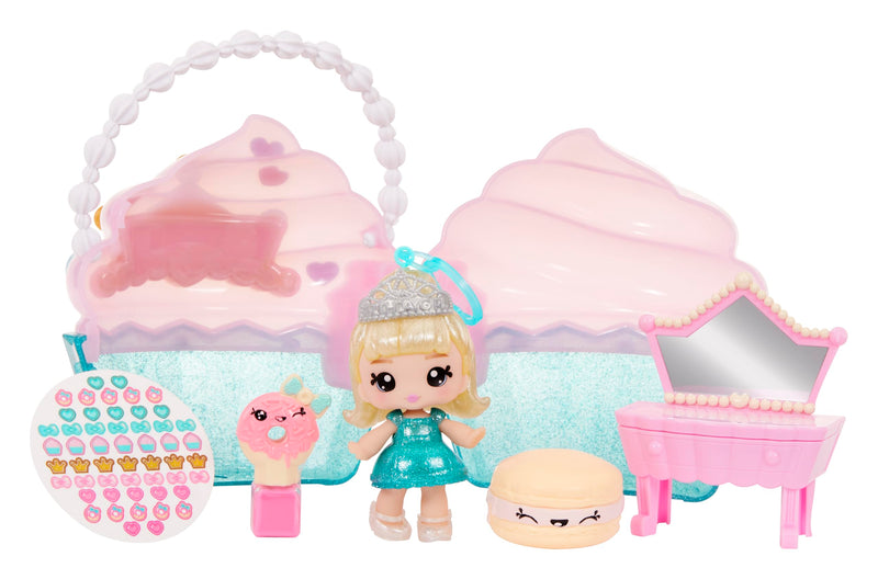 Yummiland Beauty Bag Playset + Lip Gloss Doll - Cupcake Bag - Incluye Callie Birthday Cake, Esmalte + Pegatinas de Uñas, Brillo Corporal, Juego de Muñecas, Juego de Cosméticos, Para Niños 4+ Años