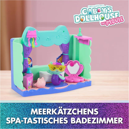Gabby’s Dollhouse: Der Film – Portal Raum "Spa-tastisches Badezimmer von Meerkätzchen", 10-teiliges Spielset mit Katzenfigur & Zubehör, für Kinder ab 3 Jahren
