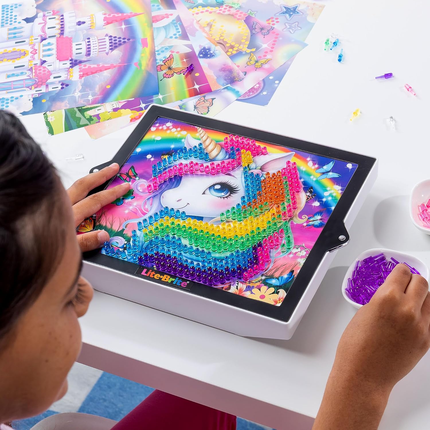 Basic Fun Lite-Brite Colour Pop Rainbow Dreams – Light-Up Creative Toy with 6 Templates, 650 Colourful Pegs & 4 Light Modes – Unicorn & Fairy-Themed HD Grid Art Set