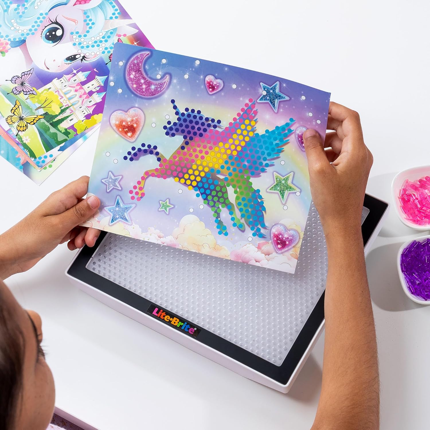 Basic Fun Lite-Brite Colour Pop Rainbow Dreams – Light-Up Creative Toy with 6 Templates, 650 Colourful Pegs & 4 Light Modes – Unicorn & Fairy-Themed HD Grid Art Set