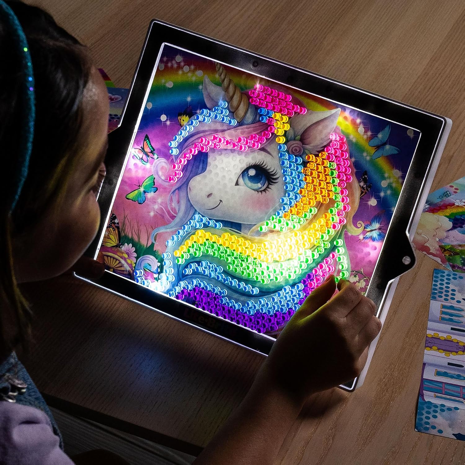Basic Fun Lite-Brite Colour Pop Rainbow Dreams – Light-Up Creative Toy with 6 Templates, 650 Colourful Pegs & 4 Light Modes – Unicorn & Fairy-Themed HD Grid Art Set
