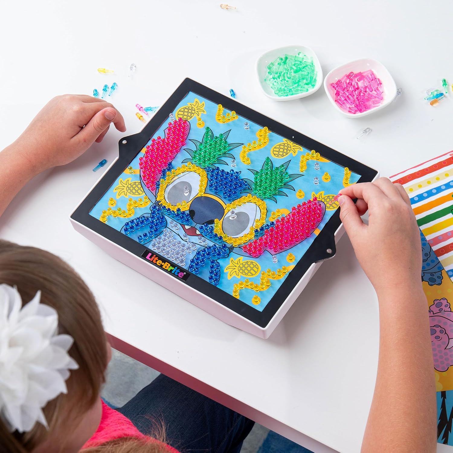 Basic Fun Lite-Brite Colour Pop Disney Stitch – Light-Up Creative Toy with 6 Templates, 650 Colourful Pegs & 4 Light Modes – HD Grid Art Set for Stitch Fans