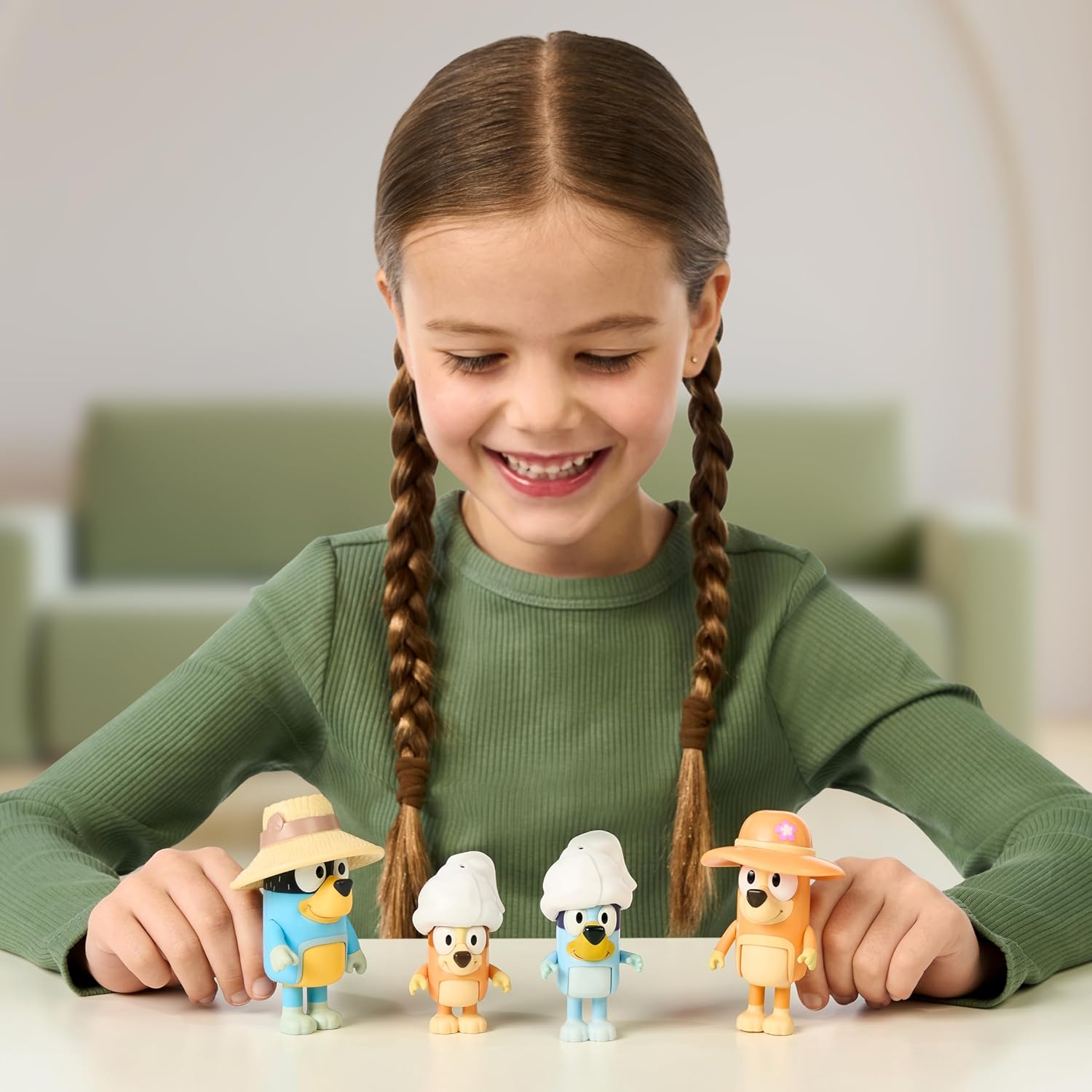 Bluey Figure 4-Pack, viaggio di famiglia, 2,5 pollici figure posizionabili di Bluey, Bingo, Bandito e Peperoncino, con accessori