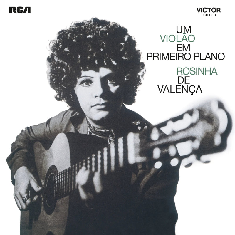 Um Violao Em Primeiro Plano