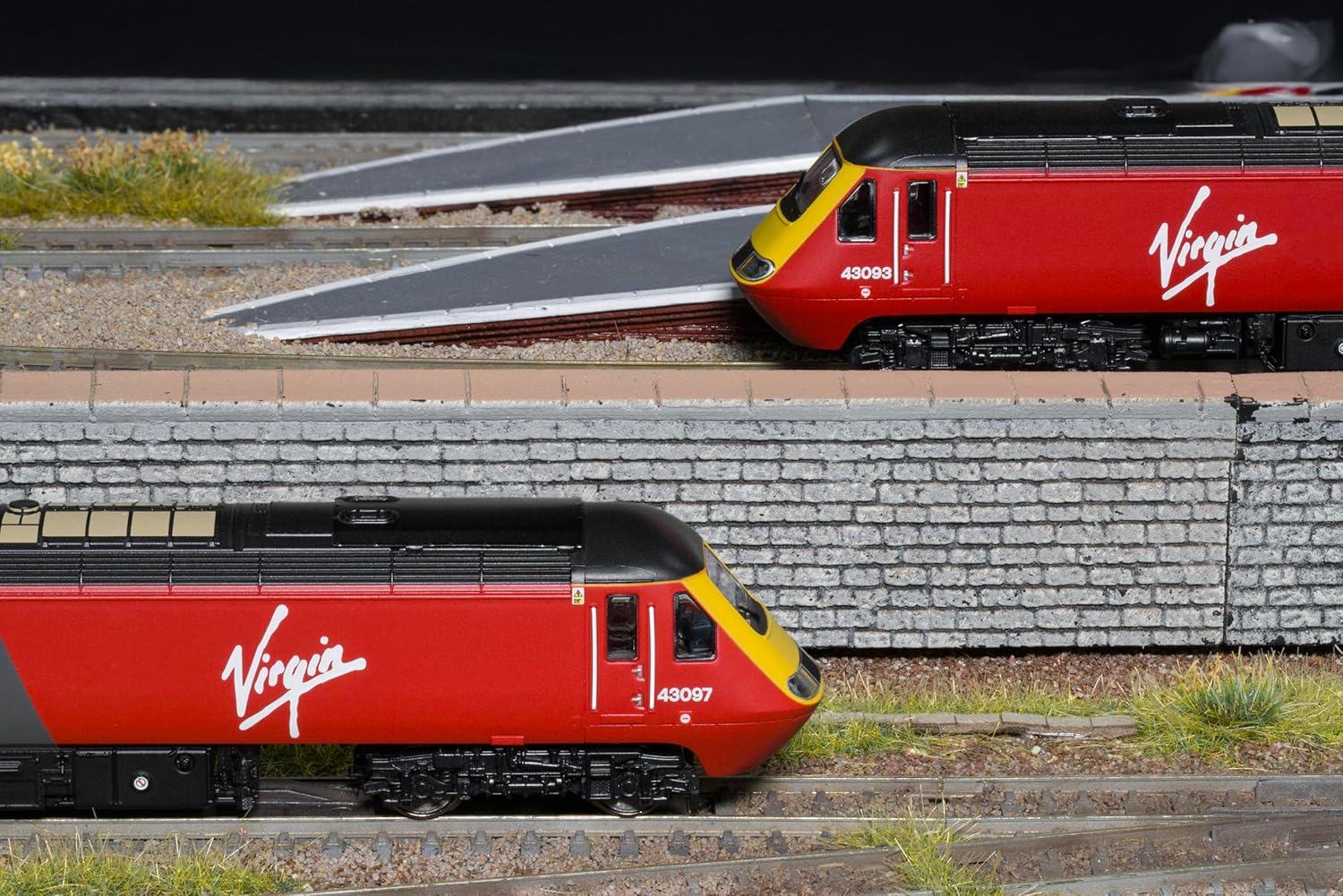 Hornby TT TT3048M Virgin Class 43 HST Train Pack 43097 + 43093