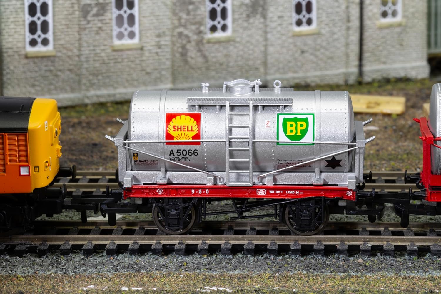 Hornby R60292 BP Shell 14t Tanker 5066
