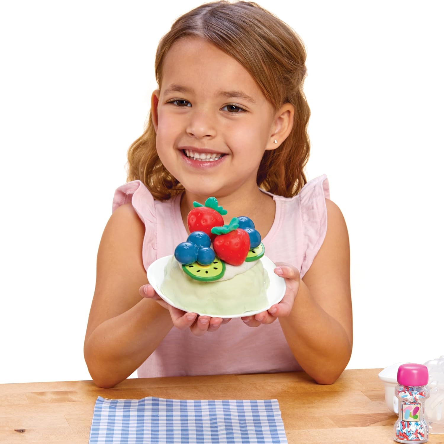 Little Tikes Creative Chefs Bluey Pavlova Kit - Viene con Make It Mix y 15 Accesorios Realistas, Juego de Cocina de Simulación, NO Comestible, Adecuado para Niños y Niñas Mayores de 3 Años