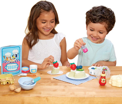 Little Tikes Creative Chefs Bluey Pavlova Kit - Viene con Make It Mix y 15 Accesorios Realistas, Juego de Cocina de Simulación, NO Comestible, Adecuado para Niños y Niñas Mayores de 3 Años