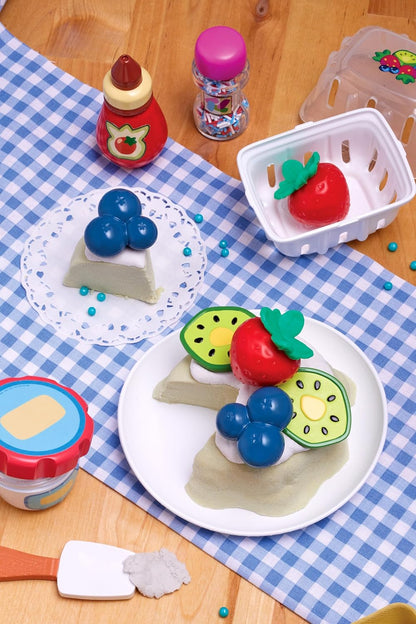 Little Tikes Creative Chefs Bluey Pavlova Kit - Viene con Make It Mix y 15 Accesorios Realistas, Juego de Cocina de Simulación, NO Comestible, Adecuado para Niños y Niñas Mayores de 3 Años
