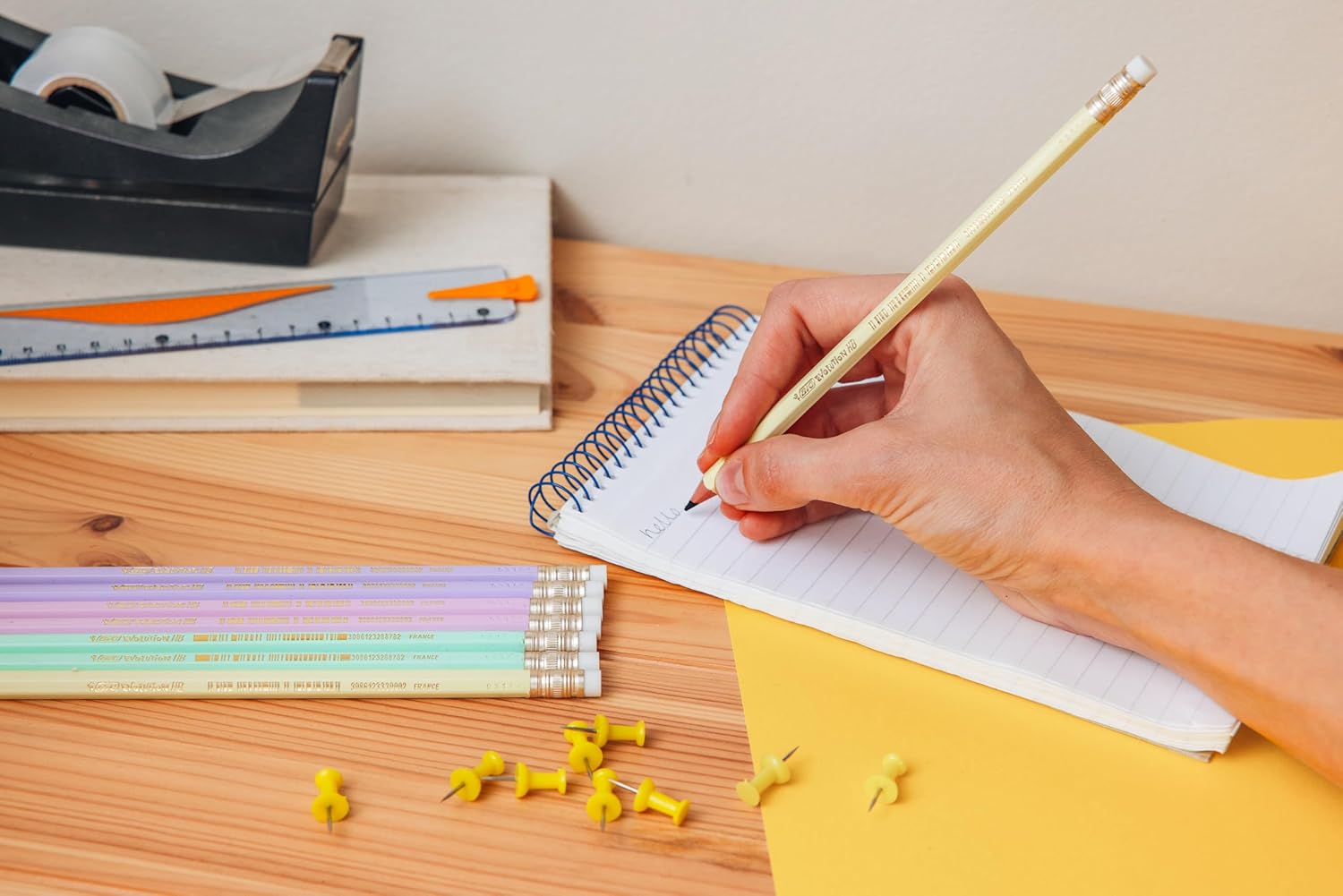 BIC Matite in Grafite Evolution Pastel con Gomma per Cancellare e Mina HB Resistente agli Urti - 4 Diversi Colori del Fusto, Pacco da 12