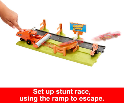 Mattel Disney en Pixar Cars Speelset met 3 speelgoedauto's en 2 manieren om te spelen, Ontsnap-aan-Frank en Stuntrace speelset met Bliksem McQueen, HRX48