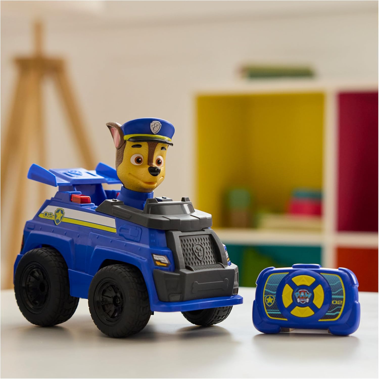 PAW PATROL - Chases ferngesteuertes Polizeiauto mit Lichteffekten, ca. 25 cm, einfache Steuerung über Fernbedienung, Spielzeug für Kinder ab 3 Jahren