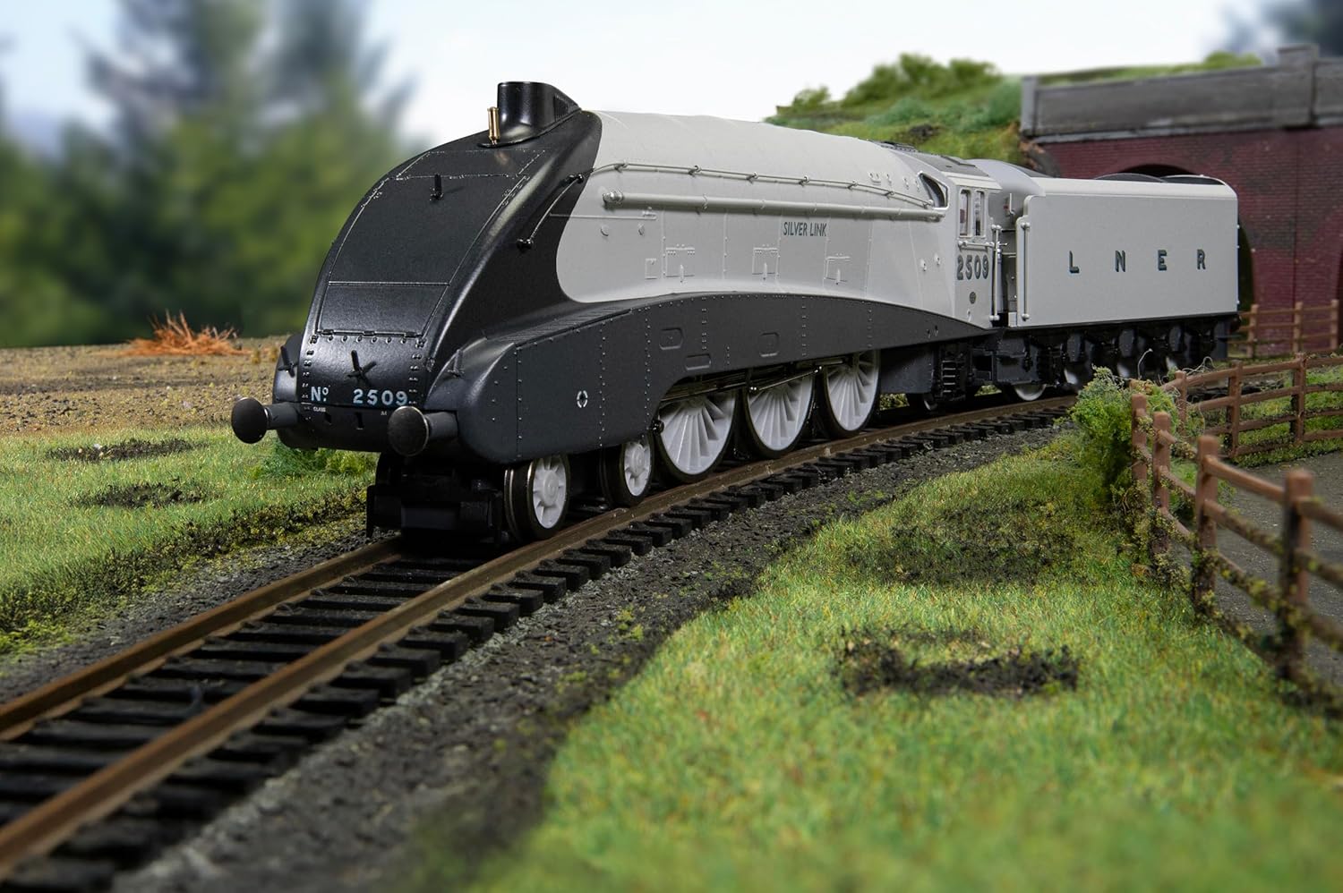 Hornby R30456 Hornby Dublo LNER Class A4 4-6-2 2509 Silver Link 90th Anniversary Collection