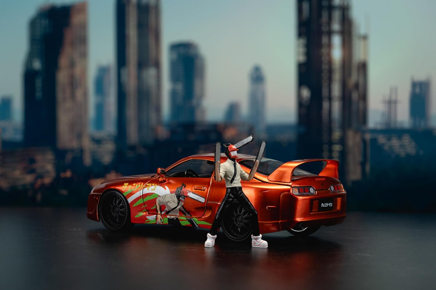 Jada Toys Chainsaw Man Auto Toyota Supra 1995 (20 cm) mit Chainsaw Man Figur (7 cm) - Modellauto mit Teilen zum Öffnen, Spielzeug-Set aus Metall für Fans und Sammler ab 8 Jahre