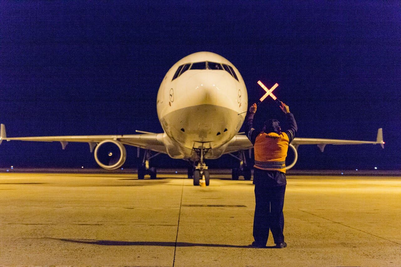 PilotsEYE.tv | QUITO | MD-11F |:| |:| Lufthansa Cargo | Lady's trip to the closed strip | BONUS: MultiviewLanding |