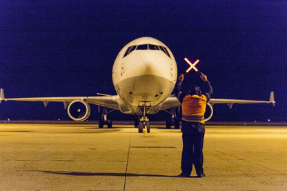 PilotsEYE.tv | QUITO | MD-11F |:| |:| Lufthansa Cargo | Lady's trip to the closed strip | BONUS: MultiviewLanding |