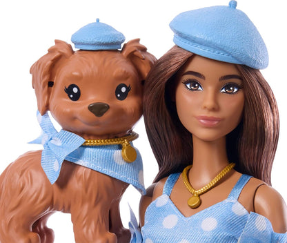 Barbie Twinning Looks, pop hondje in bij elkaar passende outfits met blauwe stippels, met allebei accessoires zoals een baret en een tasje, bruin haar, JFP38