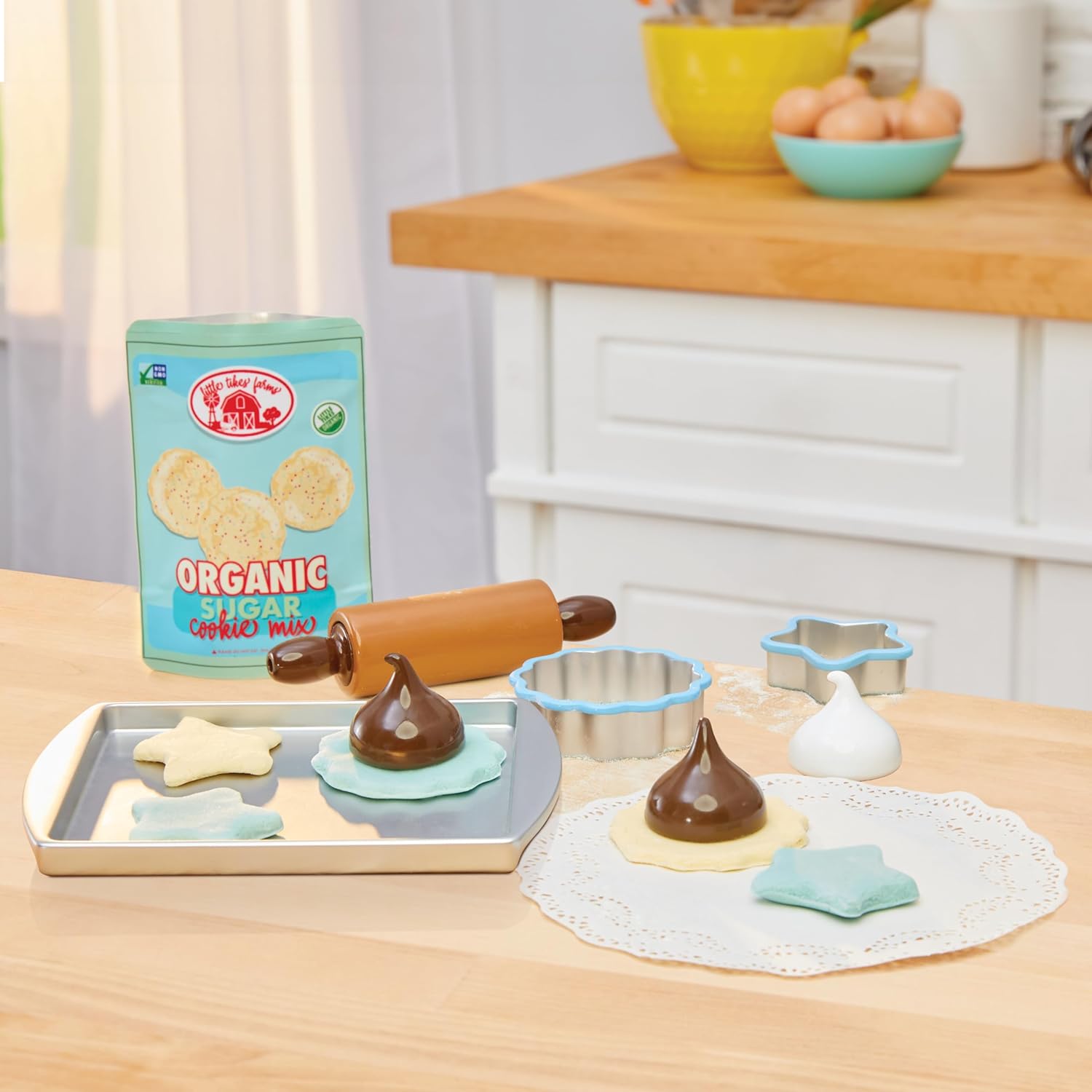 little tikes Creative Chefs Cookie Kit with Special Make-It! Mix Play Sand,11 Accessories, Realistic Pretend Play Cookie Baker Set, for Boys and Girls, Ages 3+