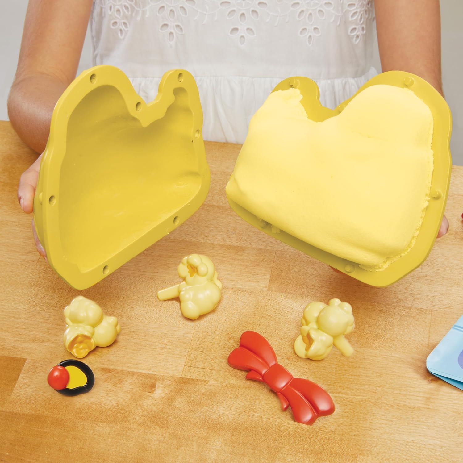 little tikes Creative Chefs Bluey Duck Cake Kit - Comes with Make It Mix and 15 Realistic Accessories, Pretend Play Cooking Set, NOT EDIBLE, Suitable for Boys and Girls Ages 3+ Years