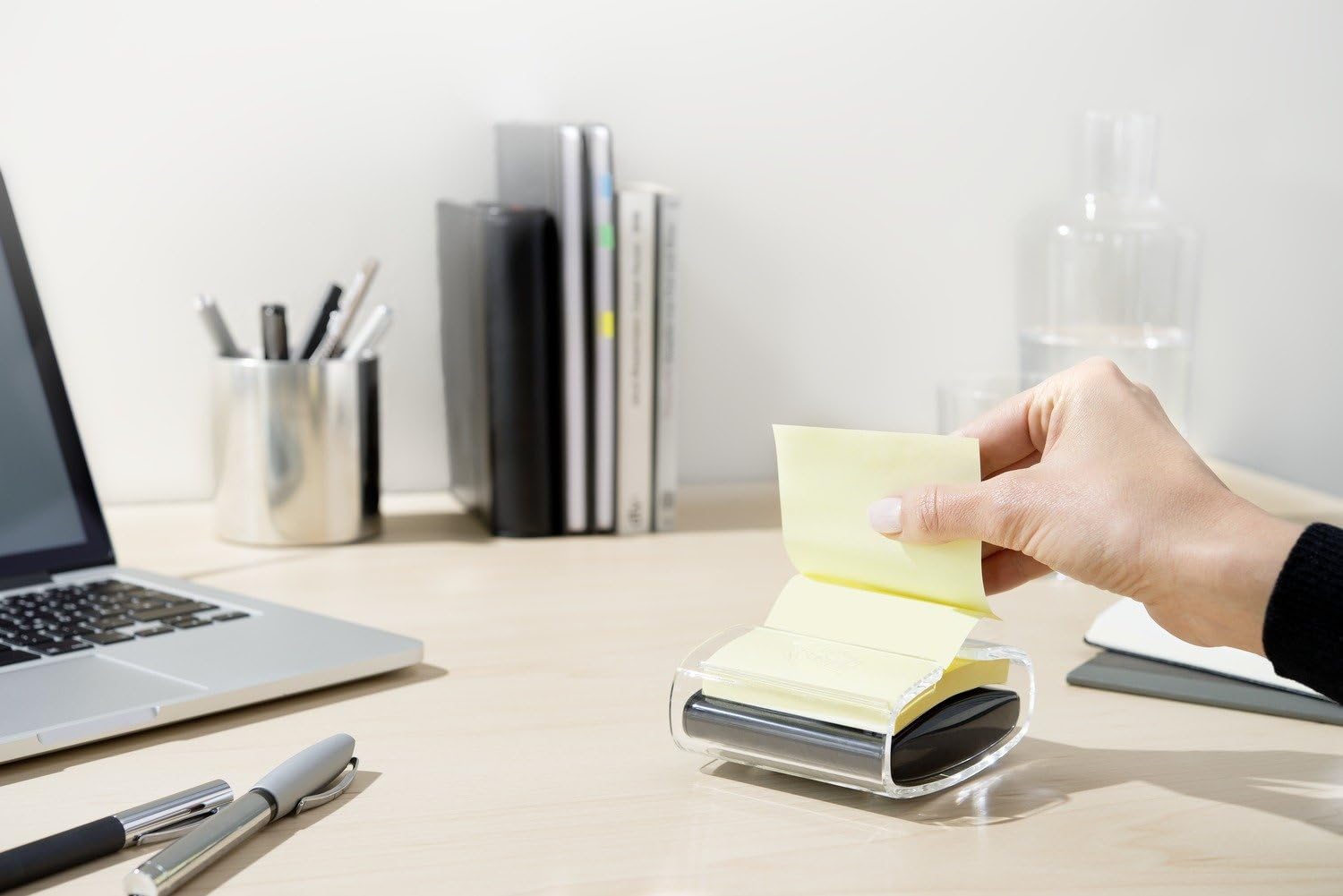 Post-it B1SSCY Pro Z-Note Dispenser and One Pad 76x76mm Black Ref NPRO-B-1SSCYR330-EU