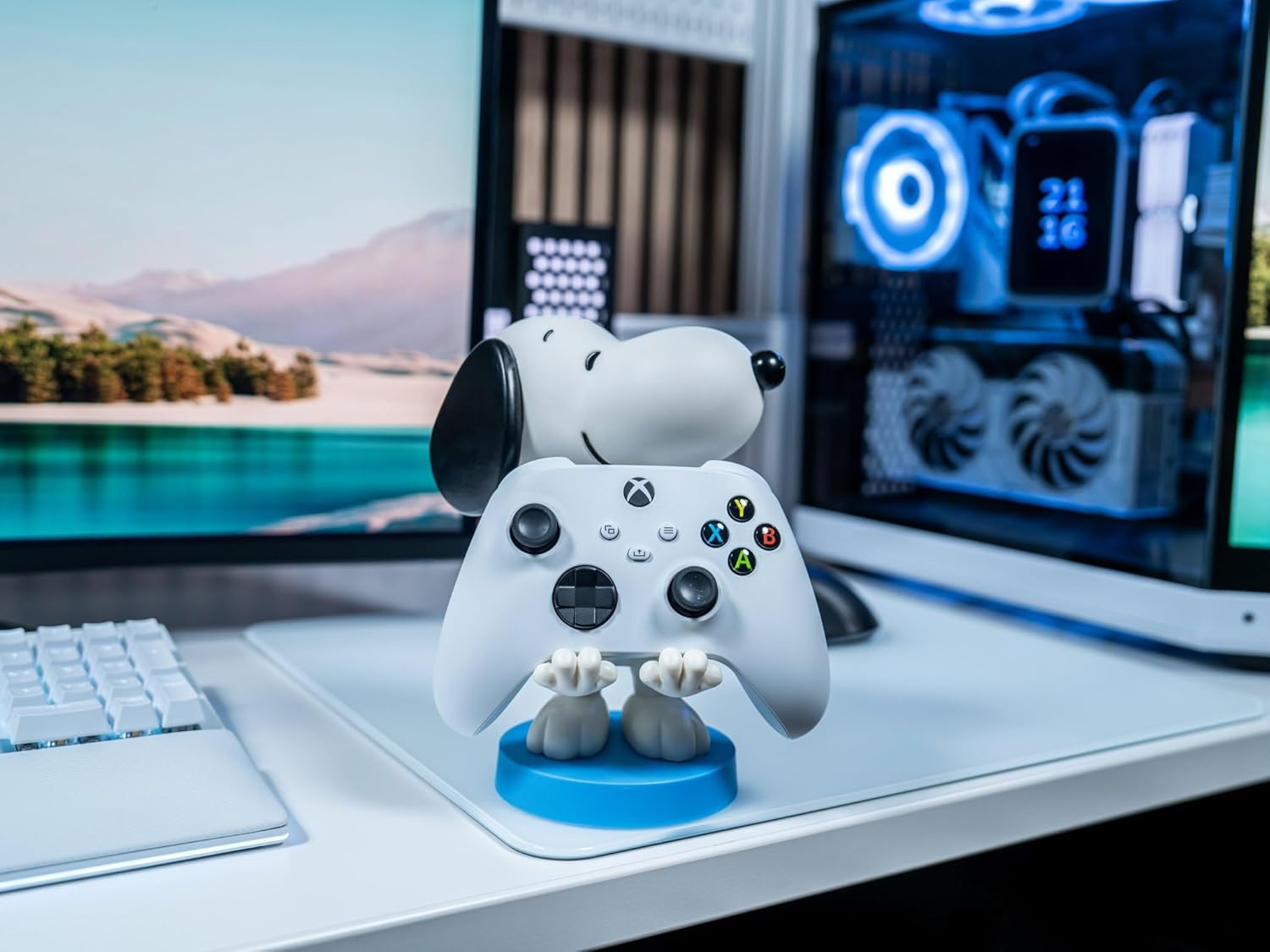 Cableguys Peanuts: Snoopy Controller and Phone Stand