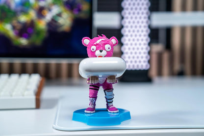 Cable Guys Fortnite Holdem-Figur Kuschelbeauftragte - Halter für Kopfhörer, Smartphone oder kleines Zubehör - 11 cm