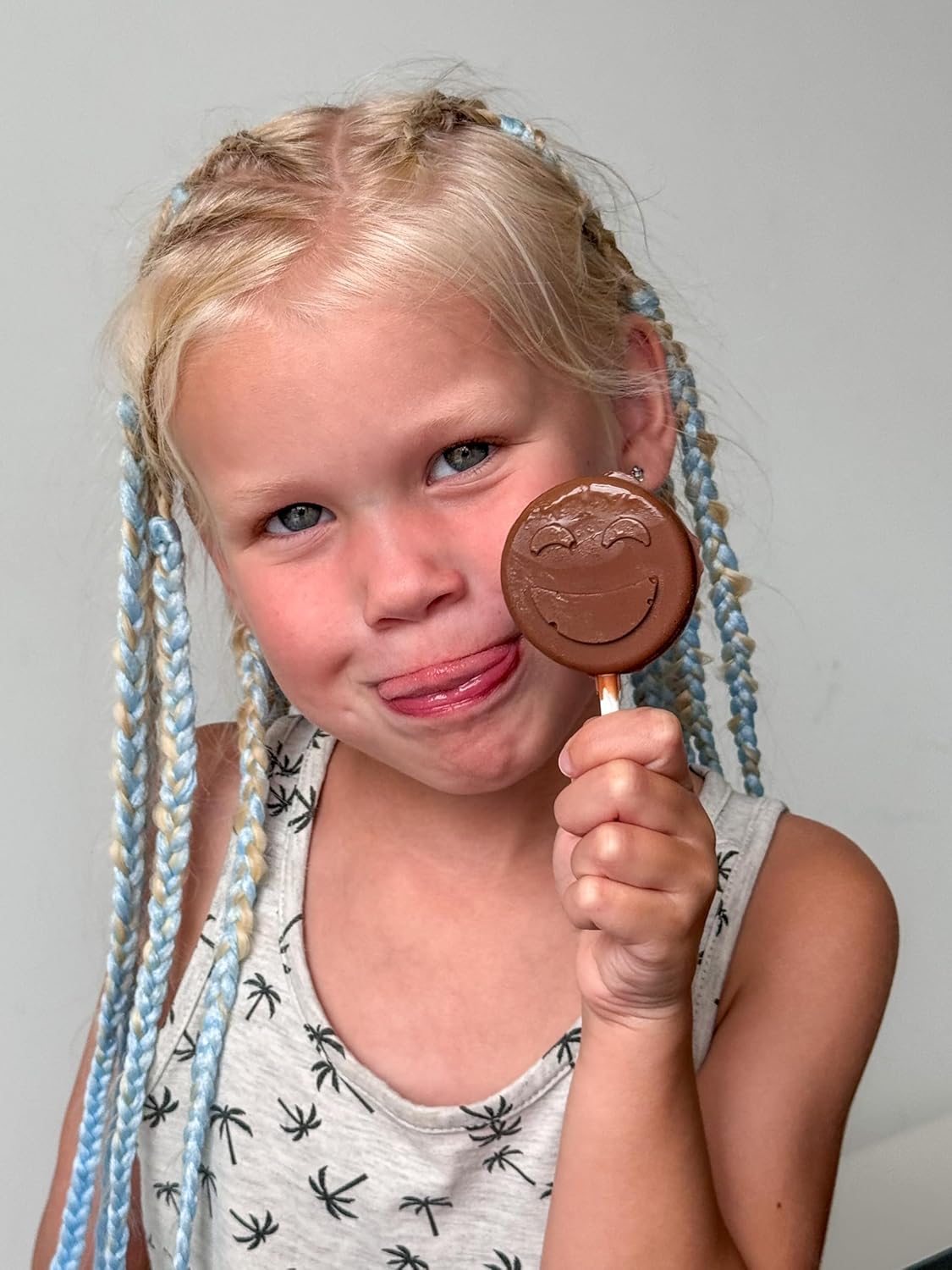 MegaBleu - CHOCOLADE LOLLY MAKER - Inclusief 4 vormen en tekststempels - Gemakkelijk chocolade smelten en knutselen - Maak gepersonaliseerde geschenken - Leuk en heerlijk - Cadeau idee voor 6+